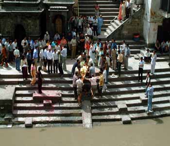 DSCF0086. Nepal, Pashupatinath, Leichenbestattungsritual, Ve